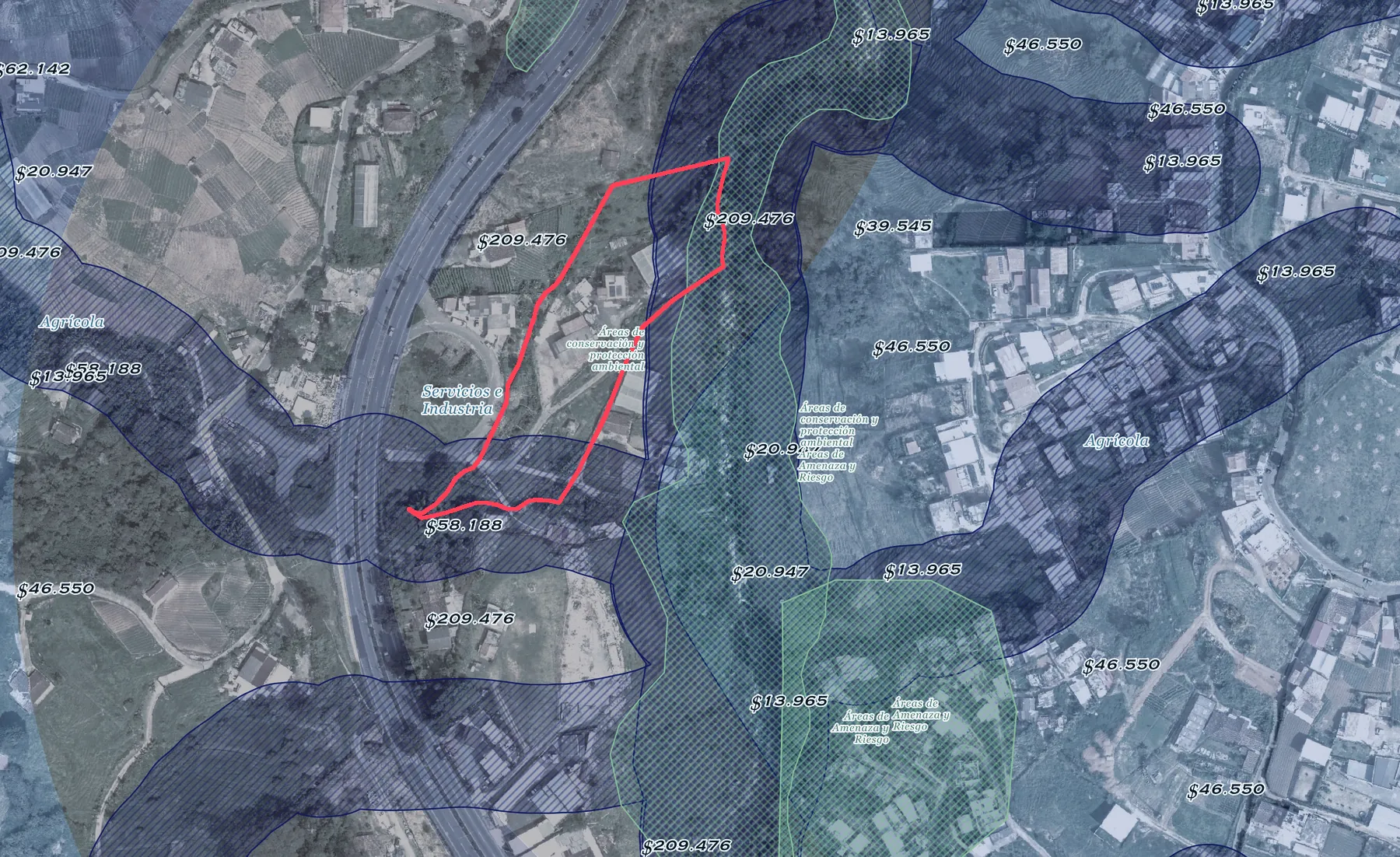 Plano de un predio delimitado en rojo con la norma de uso del suelo y el valor por metro cuadrado de cada zona